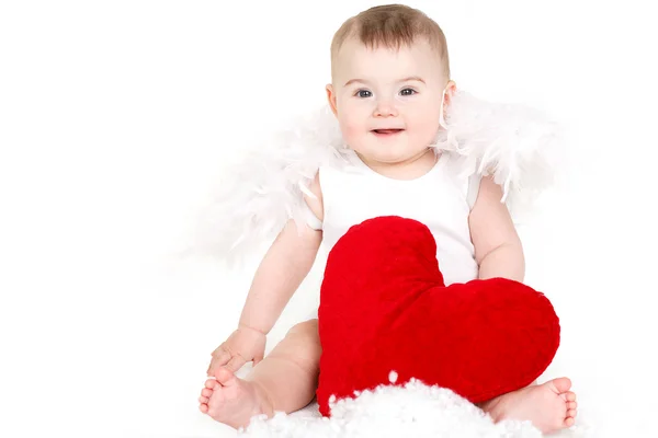 Retrato de un adorable angelito de San Valentín con corazón rojo y suave aislado sobre fondo blanco — Foto de Stock