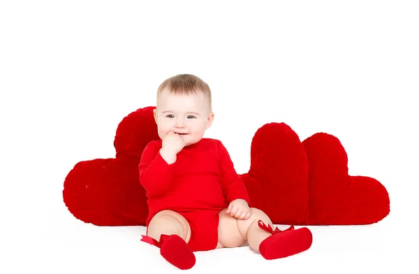 Retrato de um bonito adorável pequeno anjo dos namorados com coração macio vermelho isolado no fundo branco — Fotografia de Stock