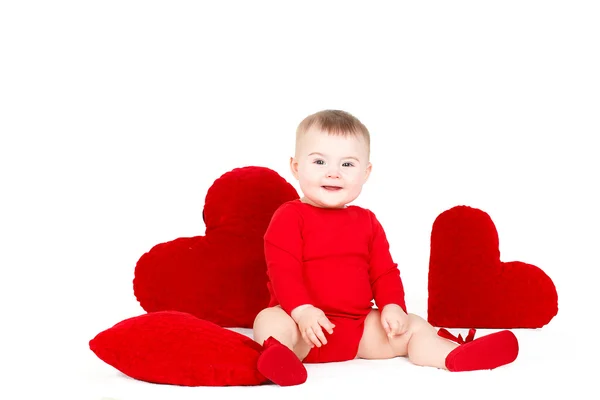 Retrato de um bonito adorável pequeno anjo dos namorados com coração macio vermelho isolado no fundo branco — Fotografia de Stock