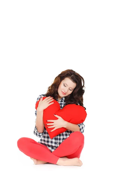 Amor y San Valentín, una mujer con un corazón rojo. Hermosa mujer morena enamorada . —  Fotos de Stock