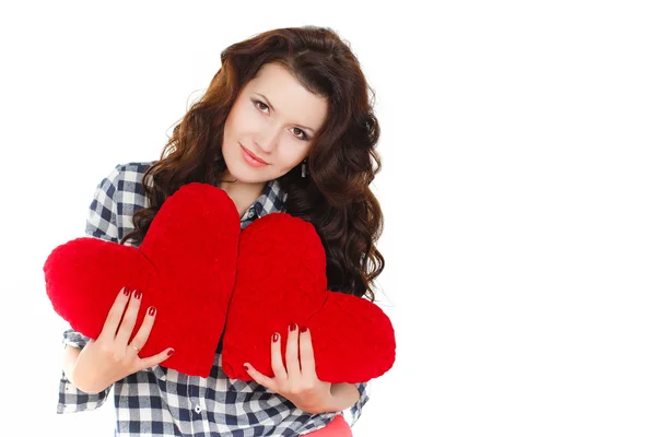 Amor y San Valentín, una mujer con un corazón rojo. Hermosa mujer morena enamorada . — Foto de Stock