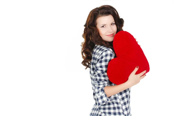 Liebe und Valentinstag, eine Frau mit einem roten Herzen. schöne brünette Frau in der Liebe. — Stockfoto