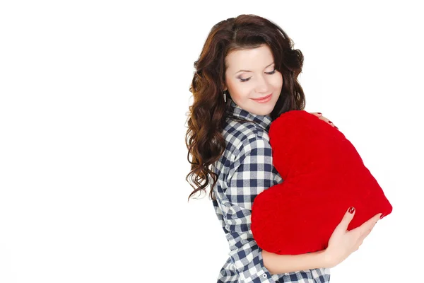 Amor y San Valentín, una mujer con un corazón rojo. Hermosa mujer morena enamorada . — Foto de Stock