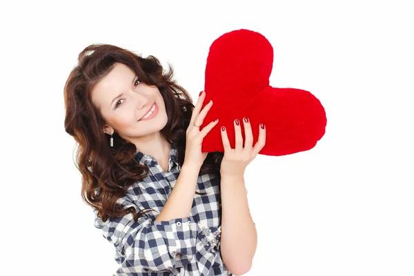 Amore e San Valentino, una donna con un cuore rosso in mano. Bella donna bruna innamorata . — Foto Stock