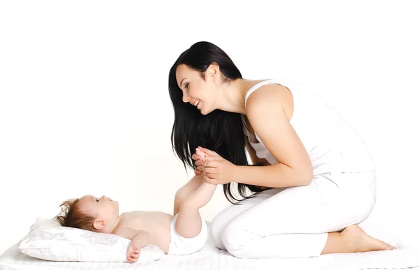 Feliz família alegre. Mãe e bebê se divertindo — Fotografia de Stock