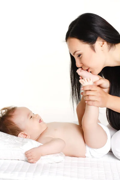 Feliz familia alegre. Madre y bebé se divierten — Foto de Stock