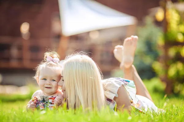 Glückliche Familie spielt im Herbstpark im Freien — Stockfoto