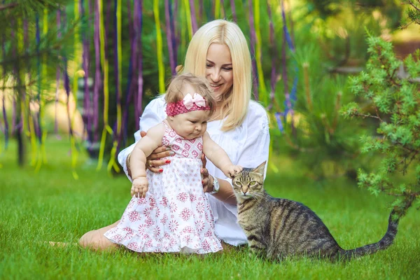 Happy family resting in summer green park — Stock Photo, Image