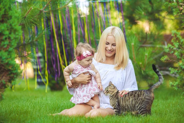 Happy family resting in summer green park — Stock Photo, Image