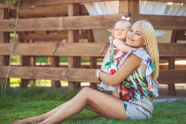 Retrato de mãe com bebê no parque verde de verão. Ao ar livre . — Fotografia de Stock