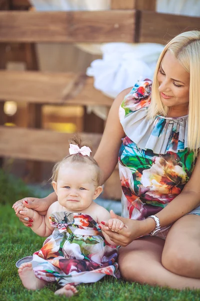 Portrait of mother with baby in summer green park. Outdoors. — Stock Photo, Image