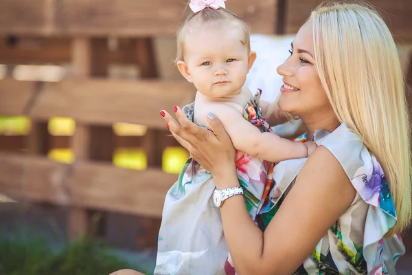 Portrait of mother with baby in summer green park. Outdoors. — Stock Photo, Image