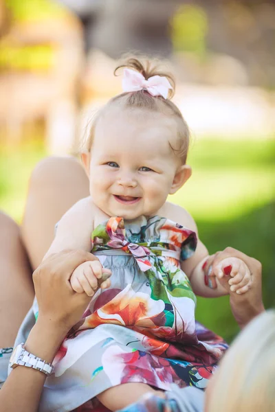 Portret van moeder met baby in de zomer groen park. buitenshuis. — Stockfoto