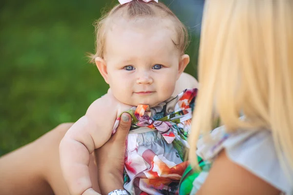 Portret van moeder met baby in de zomer groen park. buitenshuis. — Stockfoto