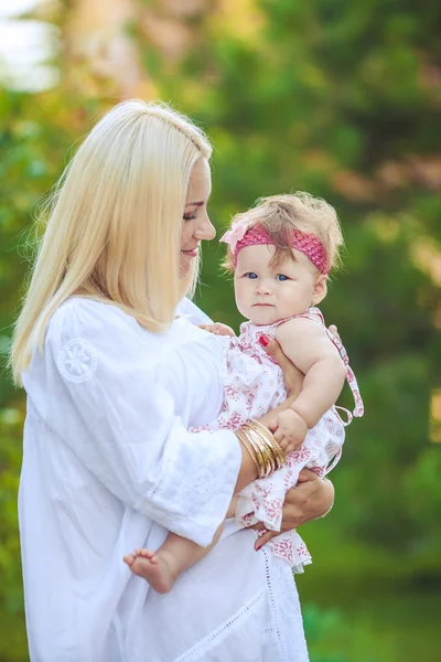 Portrait of mother with baby in summer green park. Outdoors. — Stock Photo, Image