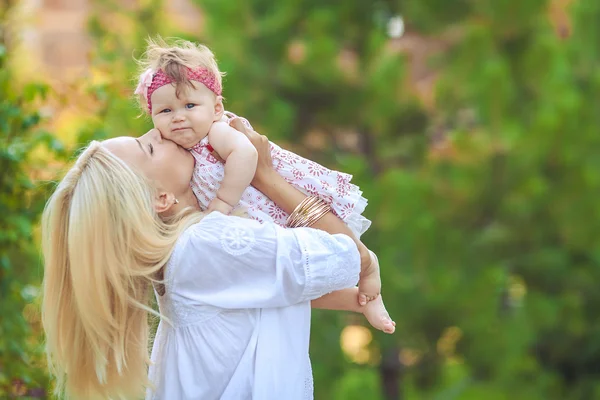 Porträtt av mor med baby i sommar grön park. utomhus. — Φωτογραφία Αρχείου