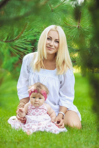 Portrait of mother with baby in summer green park. Outdoors. — Stock Photo, Image