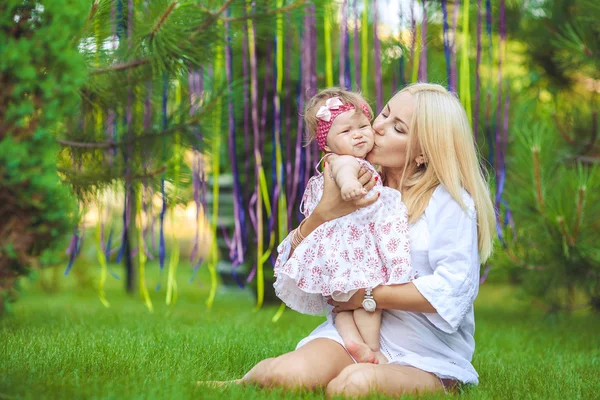 Portrét matky s dítětem v létě zelený park. venkovní. — Stock fotografie