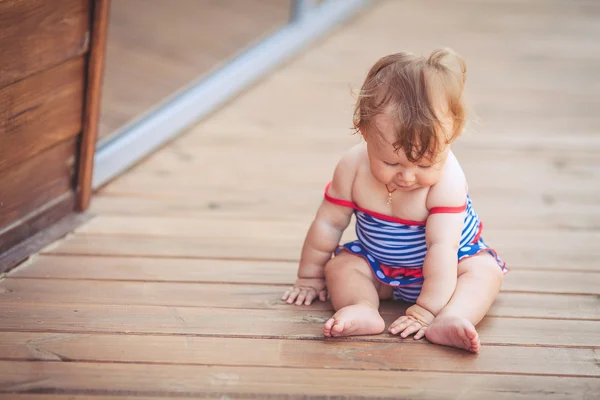 Portret van schattige baby lachende meisje in de zomer buiten — Stockfoto