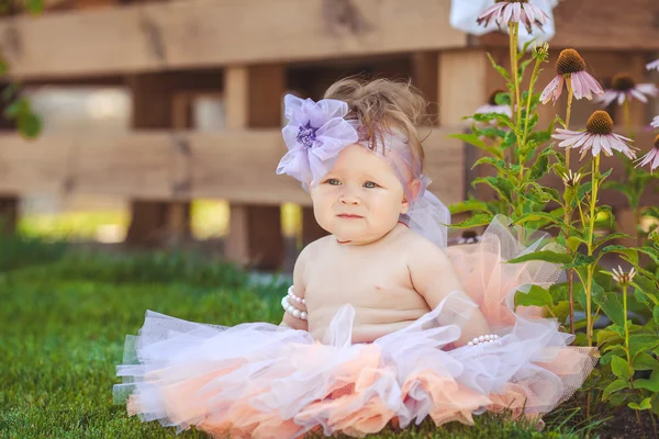 Portrét roztomilé kojenecké usmívající se dívka v létě venkovní — Stock fotografie