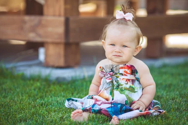 Portret van schattige baby lachende meisje in de zomer buiten — Stockfoto