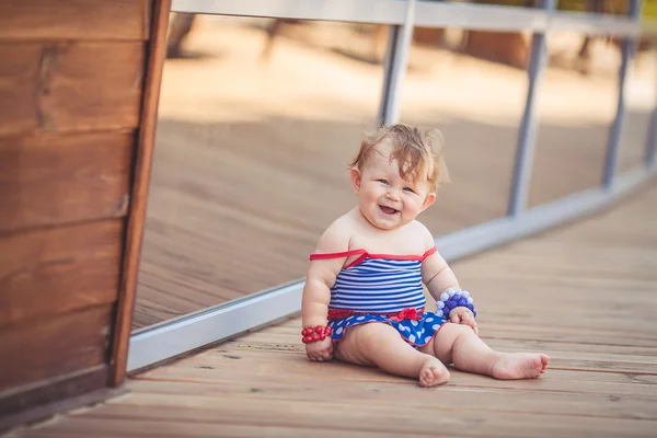 Portret van schattige baby lachende meisje in de zomer buiten — Stockfoto