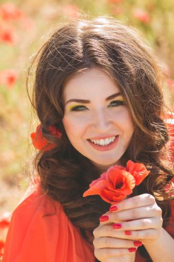 Yaz parkta güzel derin mavi gözlü genç bir kadın portresi