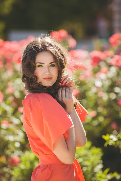 Portrait of a young woman with beautiful deep blue eyes in summer park — Stock Photo, Image