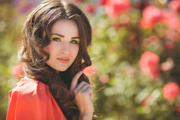 Retrato de uma jovem mulher com belos olhos azuis profundos no parque de verão — Fotografia de Stock