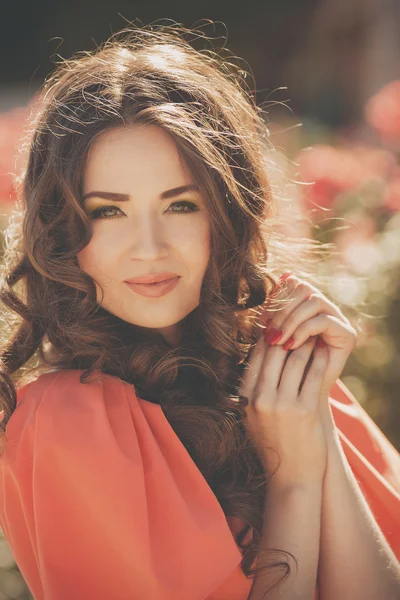 Portrait of a young woman with beautiful deep blue eyes in summer park — Stock Photo, Image