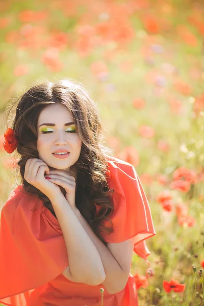 Portrait of a young woman with beautiful deep blue eyes in summer park — Stock Photo, Image