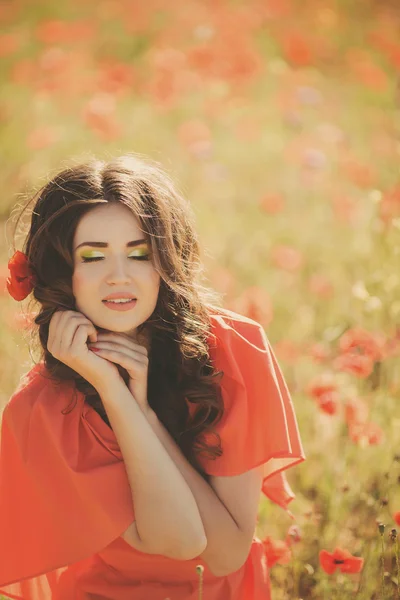 Portrait of a young woman with beautiful deep blue eyes in summer park — Stock Photo, Image