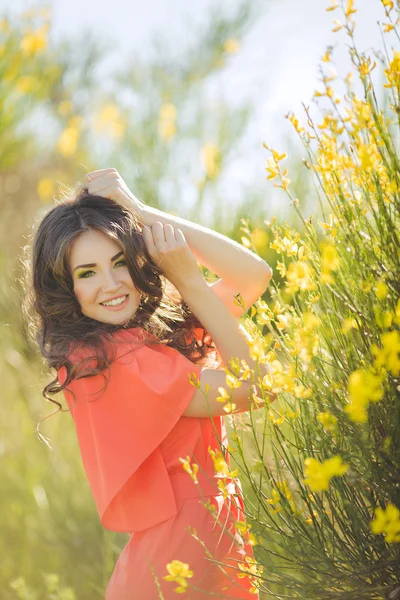 Ritratto di una giovane donna con bellissimi occhi azzurri nel parco estivo — Foto Stock