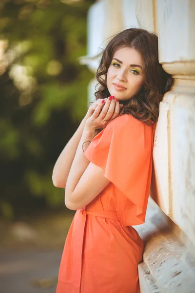 Retrato de una joven con hermosos ojos azules profundos en el parque de verano — Foto de Stock