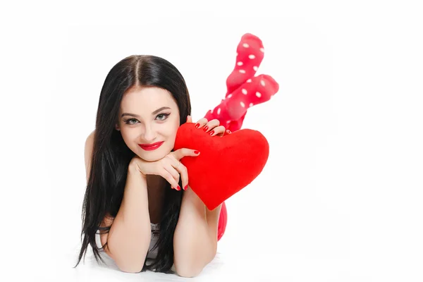 Retrato de amor y San Valentín mujer sosteniendo el corazón sonriendo —  Fotos de Stock