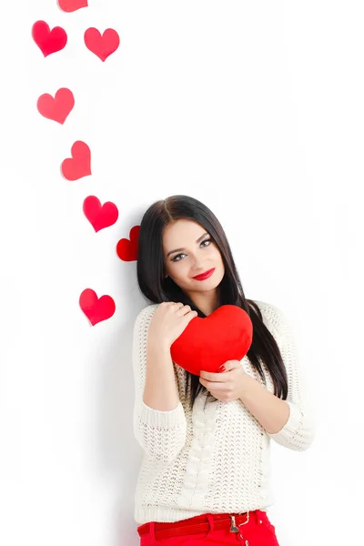 Retrato de amor y San Valentín mujer sosteniendo el corazón sonriendo —  Fotos de Stock