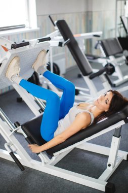 yakın çekim simülatör spor salonunda eğitim çekici genç bir kadın portresi