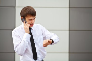 Akıllı adam telefonda konuşuyor.