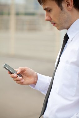 Akıllı adam telefonda konuşuyor.