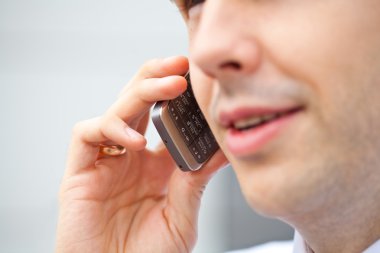 Akıllı adam telefonda konuşuyor.