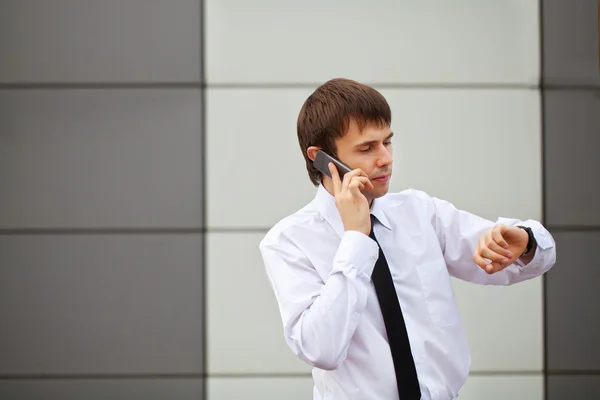 Chytrý muž mluví po telefonu — Stock fotografie