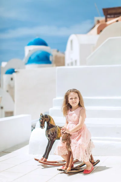 Πολύ χαριτωμένη μικρή πριγκίπισσα σε εξωτερικούς χώρους στην πόλη δρόμο — Φωτογραφία Αρχείου
