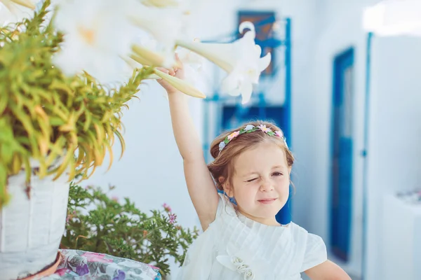 Mycket söt liten prinsessa utomhus i stad gata — Stockfoto