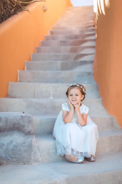 Muito bonito pequena princesa ao ar livre na rua da cidade — Fotografia de Stock