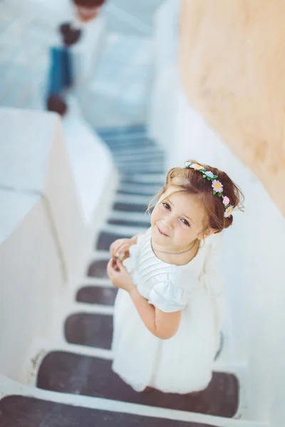 Очень милая маленькая принцесса на улице — стоковое фото