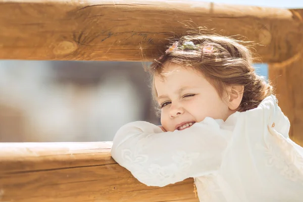 Porträtt av söt leende liten flicka i prinsessa klänning — Stockfoto