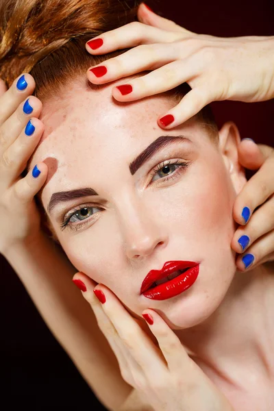 High fashion look.glamour fashion portrait of beautiful sexy brunette girl female model with bright makeup and red lips on dark with perfect skin — Stock Photo, Image