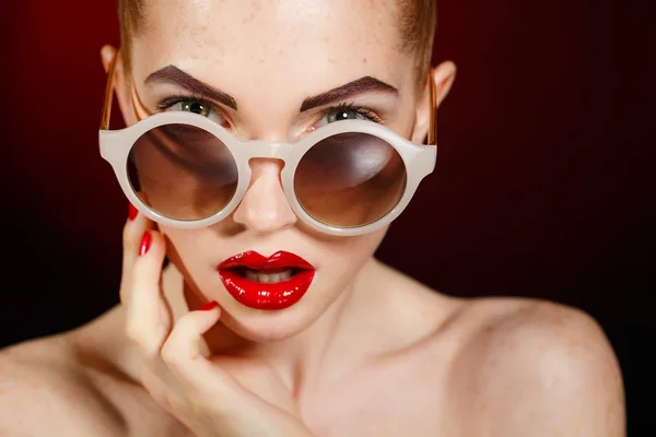 Υψηλή μόδα look.glamour μόδας πορτρέτο του όμορφη σέξι μελαχρινή κοπέλα γυναικείο πρότυπο με φωτεινό μακιγιάζ και κόκκινα χείλη στο σκοτάδι με τέλειο δέρμα — Φωτογραφία Αρχείου