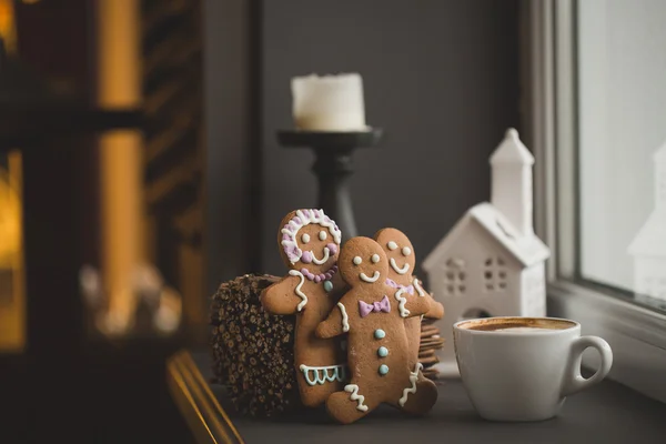 Biscoitos de gengibre homens em uma xícara quente de cappuccino — Fotografia de Stock