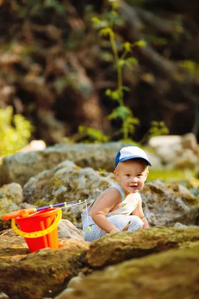 Pequeno menino sorrindo pesca ao ar livre — Fotografia de Stock